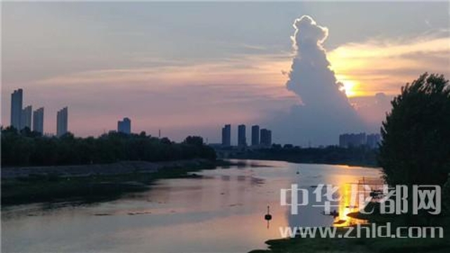 為了這朵云，周口人聚集在大慶路橋上……