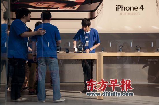 不少蘋果零售店柜臺人員說，現在iPhone 4很缺貨。早報記者 王炬亮 實習生 楊深來 圖