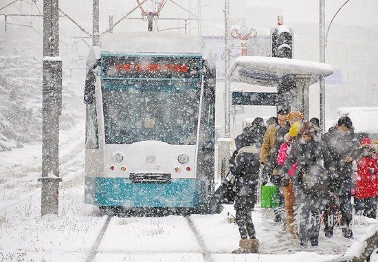 冬季,大連市民在雪中等候202路鐺鐺車 新華社發(fā)(呂文正 攝)